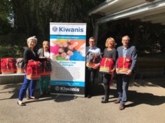 Strahlende Gesichter, als der KINWANIS Club der Solinger Tafel 40 Schultornister für Erstklässler überreichte: v.li. Dr. Barbara Grotkamp-Schepers, Brigitte Funk, Martin Idelberger, Karen Klever und Joachim Blümer. (Foto: © KIWANIS Club)