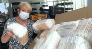 Brigitte Funk, Vorsitzende der Solinger Tafel, nahm jetzt 1.400 Masken im Wert von fast 3.000 Euro entgegen. (Foto: © Uli Preuss)