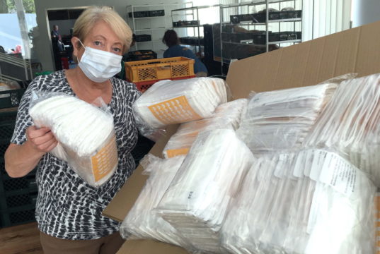 Brigitte Funk, Vorsitzende der Solinger Tafel, nahm jetzt 1.400 Masken im Wert von fast 3.000 Euro entgegen. (Foto: © Uli Preuss)