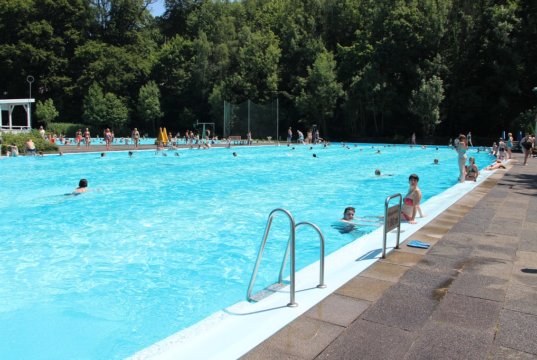 Wohl dem, der den heutigen Tag im Freibad verbringen konnte. Der Sommer sorgt in Solingen derzeit für Höchsttemperaturen. (Archivfoto: © Bastian Glumm)
