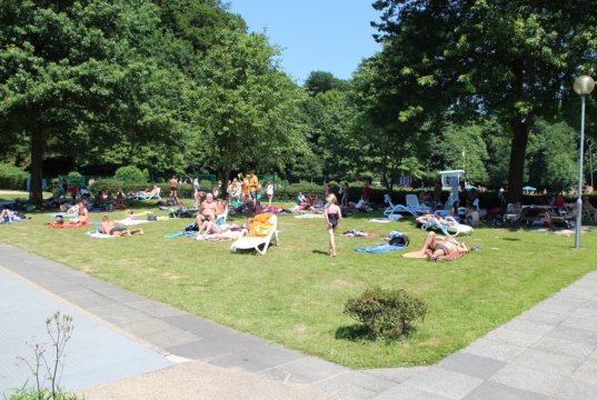 In dieser Woche soll es in Solingen so richtig heiss werden, bis zu 38 Grad werden erwartet. Wer kann, sollte also seine Zeit lieber im Freibad verbringen. (Archivfoto: © Bastian Glumm)
