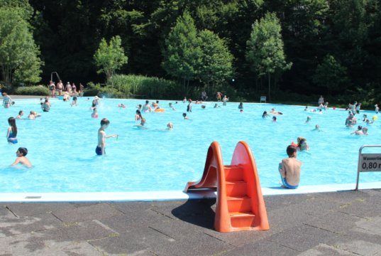 Das Freibad Ittertal in Solingen-Wald ist im Sommer ein gut besuchter Ort. (Archivfoto: © Bastian Glumm)