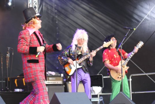 Die Gruppe Sleeze Sisters kam aus Solingens englischer Partnerstadt Blyth am Samstag auf den Neumartkt in Solingen. (Foto: © Philipp Müller)