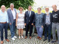 Freuen sich auf die 13. Sommerparty Echt.Scharf.Solingen: v.li. Detlef Ammann (W.I.R.), Joachim Radtke (Stadtmarketing), Susanne Garpheide-Keusen (W.I.R.), Martin Idelberger (Stadt-Sparkasse Solingen), Bina Vermeegen, Phlipp Müller und Jan Höttges (alle Initiativkreis Solingen). (Foto: © Bastian Glumm)