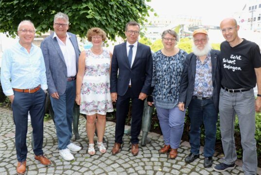 Freuen sich auf die 13. Sommerparty Echt.Scharf.Solingen: v.li. Detlef Ammann (W.I.R.), Joachim Radtke (Stadtmarketing), Susanne Garpheide-Keusen (W.I.R.), Martin Idelberger (Stadt-Sparkasse Solingen), Bina Vermeegen, Phlipp Müller und Jan Höttges (alle Initiativkreis Solingen). (Foto: © Bastian Glumm)