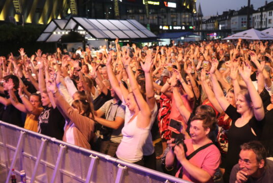 Die Sommerparty Echt.Scharf.Solingen ist zurück! Am Samstag wurde auf einem rappelvollen Neumarkt ausgiebig und ausgelassen gefeiert. (Foto: © Bastian Glumm)