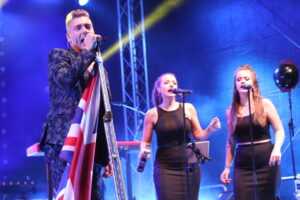 "The Robbie Experience" feuerten am Samstagabend ein Showfeuerwerk auf der Bühne ab. (Foto: © Bastian Glumm)