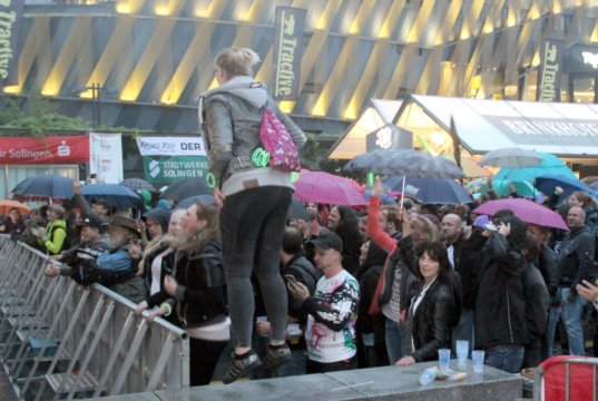 Die Stadtverwaltung sagt den Müllbergen auf Solingens Stadtfesten den Kampf an: Mehrweg statt Einweg lautet die Devise, um die Umwelt zu schonen. (Archivfoto: © Bastian Glumm)