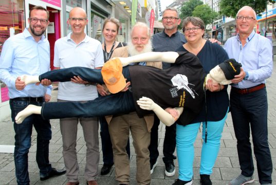 Haben in Sachen Sommerparty alles im Griff: v.li. Thorsten Kabitz (Radio RSG), Jan Höttges (Initiativkreis), Cornelia Kreitzberg (Initiativkreis), Philipp Müller (Musikkordinator), Grafiker Manfred Lieber, Bina Vermeegen (Initiativkreis) und Detlef Ammann von der W.I.R.. (Foto: © B. Glumm)