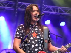 Zweiter Act der Sommerparty am Freitag war die Gruppe „Ballroom Blitz“, die mit ihrem Sweet-Cover zu begeistern wusste. (Foto: © Bastian Glumm)