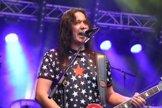 Zweiter Act der Sommerparty am Freitag war die Gruppe „Ballroom Blitz“, die mit ihrem Sweet-Cover zu begeistern wusste. (Foto: © Bastian Glumm)