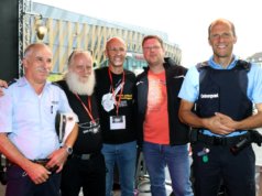 Freuen sich über eine rundum gelungene und friedliche 13. Sommerparty Echt.Scharf.Solingen: v.li. Polizeihauptkommissar Maik Brückmann, Philipp Müller, Jan Höttges (beide Initiativkreis Solingen), Johannes Brüls (Technischer Leiter) und Oliver Nowacki vom Stadtdienst Ordnung. (Foto: © Bastian Glumm)