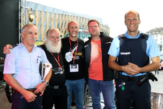 Freuen sich über eine rundum gelungene und friedliche 13. Sommerparty Echt.Scharf.Solingen: v.li. Polizeihauptkommissar Maik Brückmann, Philipp Müller, Jan Höttges (beide Initiativkreis Solingen), Johannes Brüls (Technischer Leiter) und Oliver Nowacki vom Stadtdienst Ordnung. (Foto: © Bastian Glumm)