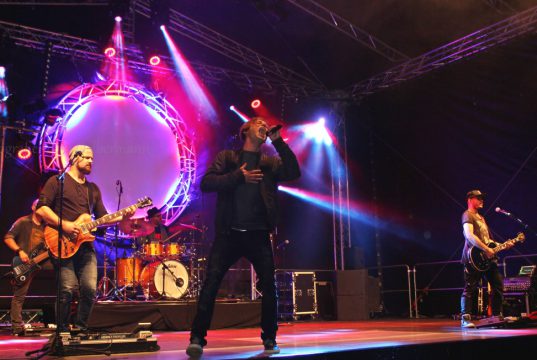 Als am Freitagabend um 21 Uhr Top-Act Thomas Godoj die Bühne auf dem Neumarkt betrat, waren die Fans außer sich. Ein regnerisch gestarteter Freitag fand einen versöhnlichen Höhepunkt. (Foto: © Tim Oelbermann)