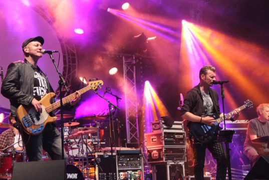 Die Veranstalter der Sommerparty ziehen ein positives Fazit. Tausende Fans kamen am Festivalwochenende in die City. Und es bleib dabei friedlich. Auf dem Foto rocken "Jim Button´s" die Bühne auf dem Neumarkt. (Foto: © B. Glumm)
