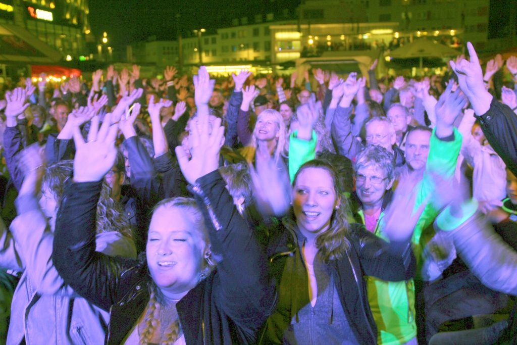 Am Samstagabend platzte der Neumarkt aus allen Nähten. Tausende Musikfans kamen zur 11. Sommerparty Echt.Scharf.Solingen. (Foto: © B. Glumm)