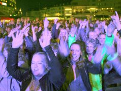 Am Samstagabend platzte der Neumarkt aus allen Nähten. Tausende Musikfans kamen zur 11. Sommerparty Echt.Scharf.Solingen. (Foto: © B. Glumm)