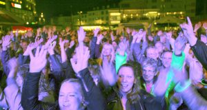 Am Samstagabend platzte der Neumarkt aus allen Nähten. Tausende Musikfans kamen zur 11. Sommerparty Echt.Scharf.Solingen. (Foto: © B. Glumm)