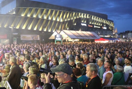 Die Sommerparty "Echt.Scharf.Solingen" 2025 bringt 15 Live-Acts auf den Neumarkt – mit Tony Lindsay, Queen May Rock & mehr. (Archivfoto: © Bastian Glumm)