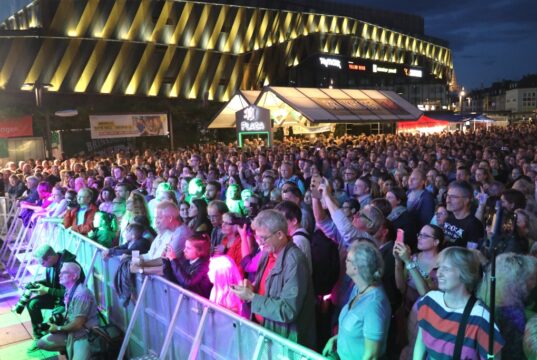 Die Sommerparty Echt.Scharf.Solingen fand zuletzt 2019 statt. Im kommenden Jahr soll auf dem Neumarkt endlich wieder gefeiert werden. (Archivfoto: © Bastian Glumm)