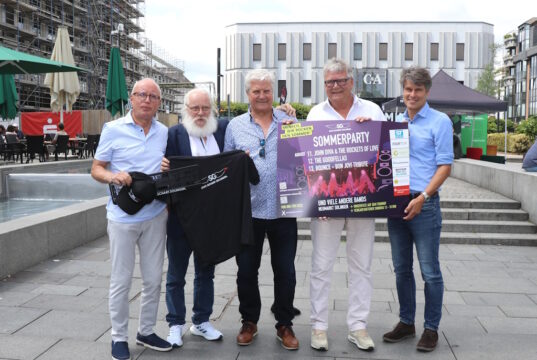 Freuen sich auf die kommende Sommerparty Echt.Scharf.Solingen, die vom 11. bis zum 13. August auf dem Neumarkt steigen wird: v.li. Detlef Ammann (W.I.R.), Philipp Müller, Waldemar Gluch, Joachim Radtke (alle Initiativkreis Solingen) und Thomas Kraft (Stadt Solingen). (Foto: © Bastian Glumm)
