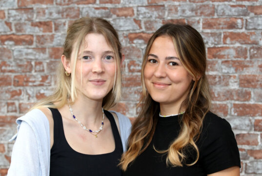 Sophie Ostermann und Sophia Oster haben mit ihrem Start-Up Unternehmen the diyary eine innovative Idee entwickelt, mit der sie die Welt des Schenkens neu definieren wollen. (Foto: © Bastian Glumm)