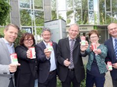 Stellten jetzt die SOS-Dose vor: v.li. Johannes Wecker, Krankenhaus-Direktor St. Lukas Klinik, Cerstin Tschirner, Sprecherin Kplus Gruppe, Franziskus von Ballestrem, Bereichsdirektor Senioren Kplus Gruppe, Dr. Christoph Humburg, Caritasdirektor Caritasverband Wuppertal/Solingen, Susanne Bossy, Sprecherin Caritasverband Wuppertal/Solingen und Reiner Keßler, Referatsleiter für Pflege und Hospiz Caritasverband Wuppertal/Solingen. (Foto: © Kplus Gruppe)