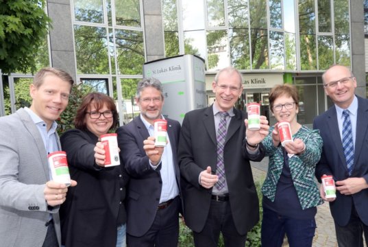 Stellten jetzt die SOS-Dose vor: v.li. Johannes Wecker, Krankenhaus-Direktor St. Lukas Klinik, Cerstin Tschirner, Sprecherin Kplus Gruppe, Franziskus von Ballestrem, Bereichsdirektor Senioren Kplus Gruppe, Dr. Christoph Humburg, Caritasdirektor Caritasverband Wuppertal/Solingen, Susanne Bossy, Sprecherin Caritasverband Wuppertal/Solingen und Reiner Keßler, Referatsleiter für Pflege und Hospiz Caritasverband Wuppertal/Solingen. (Foto: © Kplus Gruppe)