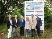 Stellten am Mittwoch ein Bauprojekt mit Vorbildcharakter an der Brühler Straße vor: v.li. Architekt Michael Geh, Horst Buchem, Stadtdirektor Hartmut Hoferichter, Bauherrin Regina Buchem, Oberbürgermeister Tim Kurzbach und Sparkassen-Vorstandsvorsitzender Stefan Grunwald. (Foto: © B. Glumm)