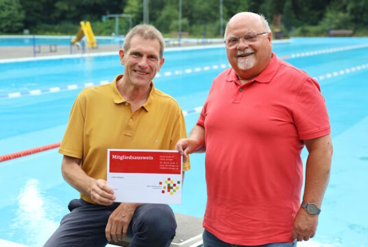 Uwe Asbach (li.) vom Solinger Spar- und Bauverein mit Hartmut Lemmer vom Förderverein Ittertal. (Foto: © Spar- und Bauverein Solingen)