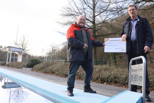 2.000 Euro konnte Uwe Asbach vom Vorstand des Spar- und Bauvereins Solingen (SBV) dem 1. Vorsitzenden des Fördervereins Ittertal e. V., Hartmut Lemmer, übergeben. (Foto: © Spar- und Bauverein Solingen)
