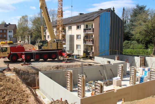 Die Großbaustelle an der Schlagbaumer Straße ist unübersehbar: Dort will der Spar- und Bauverein "SeniorenWohnen" am Wasserturm möglich machen. (Foto: © B. Glumm)