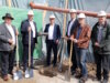 Kamen jetzt zur Grundsteinlegung des neuen Regiebetriebsgebäudes beim Spar- und Bauverein (SBV) zusammen: v.li. Emilio Bertarelli (Nesseler Bau), Oberbürgermeister Tim Kurzbach, Roland Bak und Uwe Asbach (Vorstand SBV), Hans-Werner Bertl (Aufsichtsrats SBV) sowie SBV-Projektleiter Jörg Antepoth. (Foto: © Bastian Glumm)