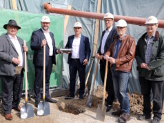 Kamen jetzt zur Grundsteinlegung des neuen Regiebetriebsgebäudes beim Spar- und Bauverein (SBV) zusammen: v.li. Emilio Bertarelli (Nesseler Bau), Oberbürgermeister Tim Kurzbach, Roland Bak und Uwe Asbach (Vorstand SBV), Hans-Werner Bertl (Aufsichtsrats SBV) sowie SBV-Projektleiter Jörg Antepoth. (Foto: © Bastian Glumm)
