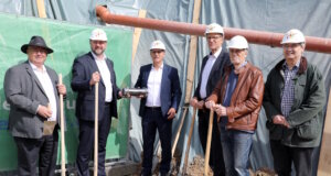 Kamen jetzt zur Grundsteinlegung des neuen Regiebetriebsgebäudes beim Spar- und Bauverein (SBV) zusammen: v.li. Emilio Bertarelli (Nesseler Bau), Oberbürgermeister Tim Kurzbach, Roland Bak und Uwe Asbach (Vorstand SBV), Hans-Werner Bertl (Aufsichtsrats SBV) sowie SBV-Projektleiter Jörg Antepoth. (Foto: © Bastian Glumm)