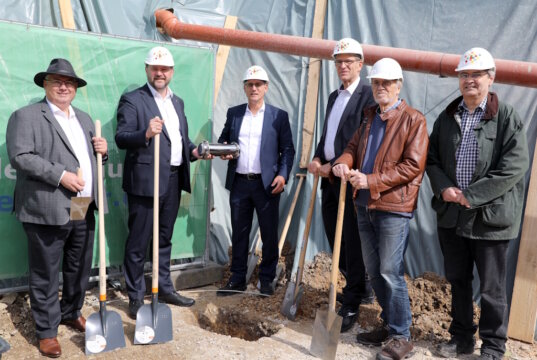 Kamen jetzt zur Grundsteinlegung des neuen Regiebetriebsgebäudes beim Spar- und Bauverein (SBV) zusammen: v.li. Emilio Bertarelli (Nesseler Bau), Oberbürgermeister Tim Kurzbach, Roland Bak und Uwe Asbach (Vorstand SBV), Hans-Werner Bertl (Aufsichtsrats SBV) sowie SBV-Projektleiter Jörg Antepoth. (Foto: © Bastian Glumm)