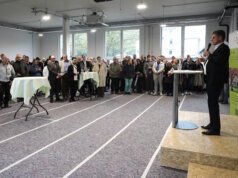 SBV-Vorstand Roland Bak spricht bei der Feierstunde zur Einweihung des neuen Regiebetriebsgebäudes des Spar- und Bauverein Solingen eG vor zahlreichen Gästen aus Politik, Verwaltung und Wirtschaft. (Foto: © Bastian Glumm)