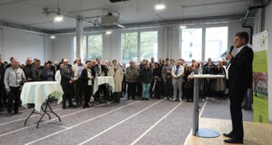 SBV-Vorstand Roland Bak spricht bei der Feierstunde zur Einweihung des neuen Regiebetriebsgebäudes des Spar- und Bauverein Solingen eG vor zahlreichen Gästen aus Politik, Verwaltung und Wirtschaft. (Foto: © Bastian Glumm)