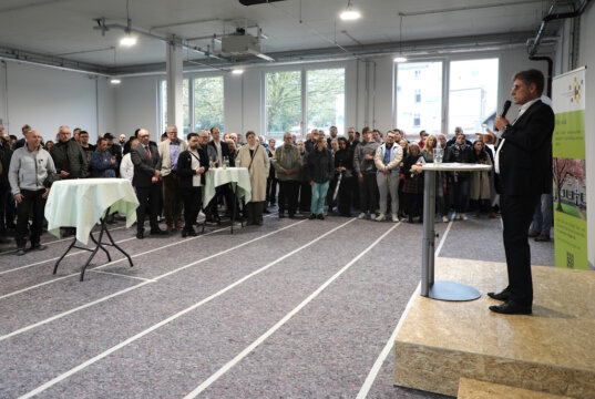 SBV-Vorstand Roland Bak spricht bei der Feierstunde zur Einweihung des neuen Regiebetriebsgebäudes des Spar- und Bauverein Solingen eG vor zahlreichen Gästen aus Politik, Verwaltung und Wirtschaft. (Foto: © Bastian Glumm)