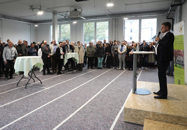SBV-Vorstand Roland Bak spricht bei der Feierstunde zur Einweihung des neuen Regiebetriebsgebäudes des Spar- und Bauverein Solingen eG vor zahlreichen Gästen aus Politik, Verwaltung und Wirtschaft. (Foto: © Bastian Glumm)