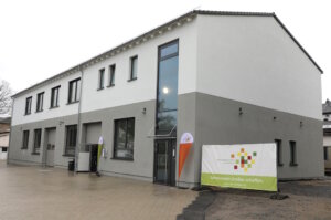Das neue Regiebetriebsgebäude des Spar- und Bauverein Solingen eG auf dem Betriebsgelände in der Solinger Innenstadt: Der zweigeschossige Neubau bietet Werkstätten, Büros und Sozialräume für den Regiebetrieb. (Foto: © Bastian Glumm)
