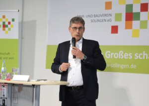 Bei der Feierstunde zur Einweihung des neuen Regiebetriebsgebäudes erläutert SBV-Vorstand Roland Bak die Bedeutung des Neubaus für den Regiebetrieb des Spar- und Bauverein Solingen eG und die weitere Entwicklung des Betriebsgeländes in der Solinger Innenstadt. (Foto: © Bastian Glumm)