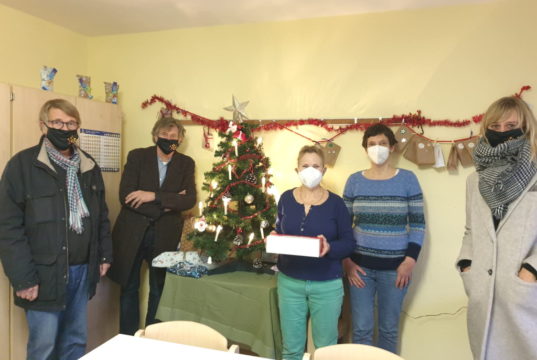 Spendenübergabe an der Zietenstraße: v.li. Hans-Werner Bertl (Ausfsichtratsvorsitzender Spar- und Bauverein Solingen), Ulrich Bimberg (Vorstand und Geschäftsführung SBV), Angelika Witoch (Vorstand „Rund um die Zietenstraße“ e. V.) und Eva Thomas (Geschäftsführung) und Mirja Dorny (SBV). (Foto: © Rund um die Zietenstraße e.V.)