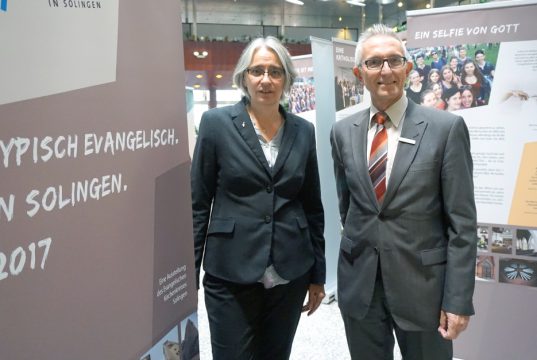 Was "Typisch evangelisch" ist, können Bankkunden jetzt in der Hauptstelle der Stadt-Sparkasse erfahren. Dort macht die Wanderausstellung Station. Dr. Ilka Werner, Superintendentin des Evangelischen Kirchenkreises, und Sparkassen-Vorstand Manfred Kartenberg eröffneten die Ausstellung am Montag. (Foto: © Stadt-Sparkasse Solingen)