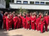 Die Bau-Crew des Jahres: 25 Auszubildende und Dual Studierende der Stadt-Sparkasse Solingen realisierten das Spielgelände „Milchstraße“ für die Kita Vorspel. (Foto: © Stadt-Sparkasse Solingen)