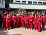 Die Bau-Crew des Jahres: 25 Auszubildende und Dual Studierende der Stadt-Sparkasse Solingen realisierten das Spielgelände „Milchstraße“ für die Kita Vorspel. (Foto: © Stadt-Sparkasse Solingen)