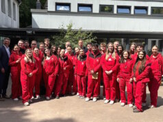 Die Bau-Crew des Jahres: 25 Auszubildende und Dual Studierende der Stadt-Sparkasse Solingen realisierten das Spielgelände „Milchstraße“ für die Kita Vorspel. (Foto: © Stadt-Sparkasse Solingen)