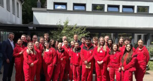 Die Bau-Crew des Jahres: 25 Auszubildende und Dual Studierende der Stadt-Sparkasse Solingen realisierten das Spielgelände „Milchstraße“ für die Kita Vorspel. (Foto: © Stadt-Sparkasse Solingen)