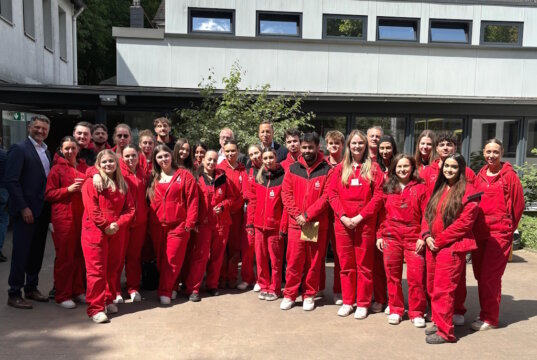 Die Bau-Crew des Jahres: 25 Auszubildende und Dual Studierende der Stadt-Sparkasse Solingen realisierten das Spielgelände „Milchstraße“ für die Kita Vorspel. (Foto: © Stadt-Sparkasse Solingen)