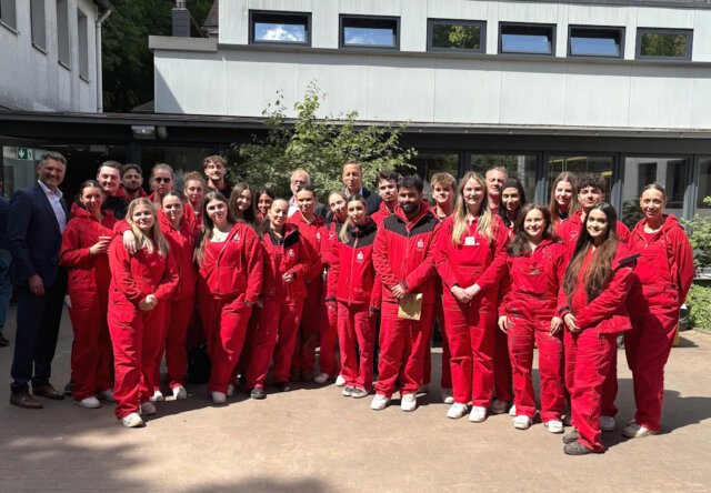 sparkasse-azubi-aktion-kita-vorspel Die Bau-Crew des Jahres: 25 Auszubildende und Dual Studierende der Stadt-Sparkasse Solingen realisierten das Spielgelände „Milchstraße“ für die Kita Vorspel. (Foto: © Stadt-Sparkasse Solingen)